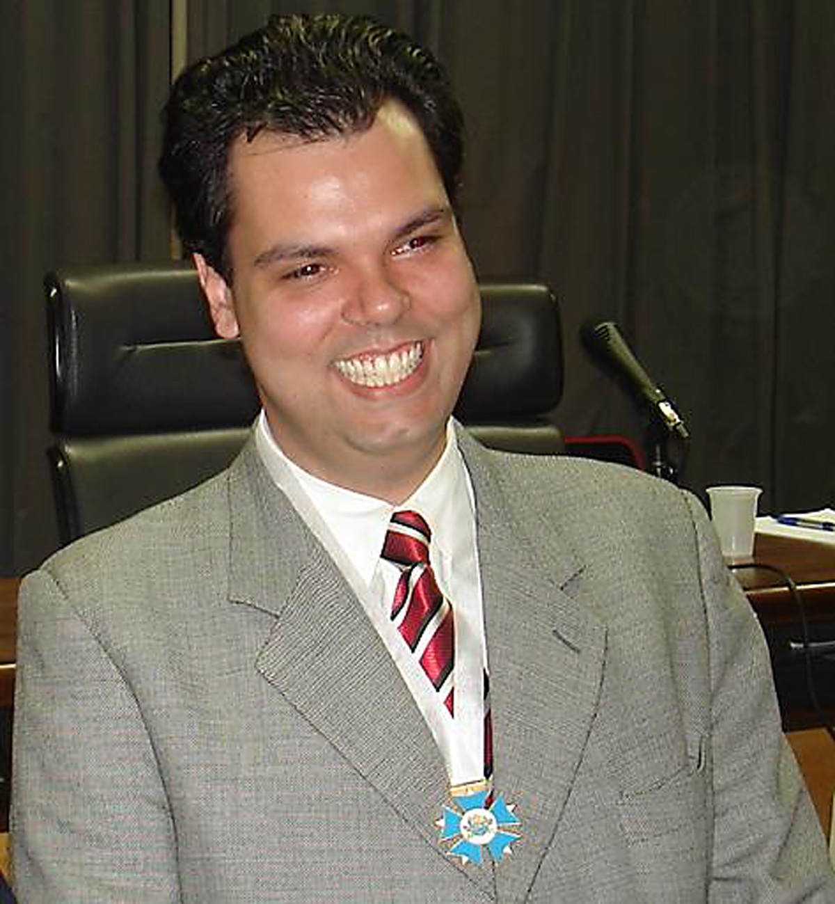 Bruno Covas com a medalha entregue pela Federao das Associaes Militares do Estado de So Paulo<a style='float:right;color:#ccc' href='https://www3.al.sp.gov.br/repositorio/noticia/05-2008/Bruno Covas com medalha da PM.jpg' target=_blank><i class='bi bi-zoom-in'></i> Clique para ver a imagem </a>